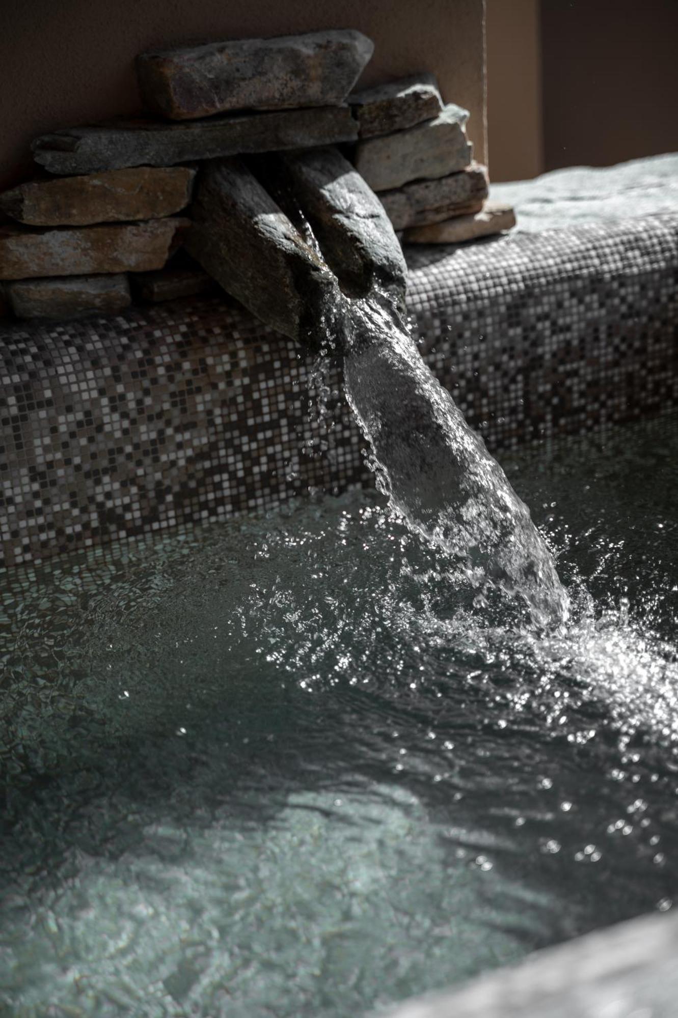 La Terrazza Naturas Con Romantica Mini Piscina Calda Sui Tetti Rossana Eksteriør billede