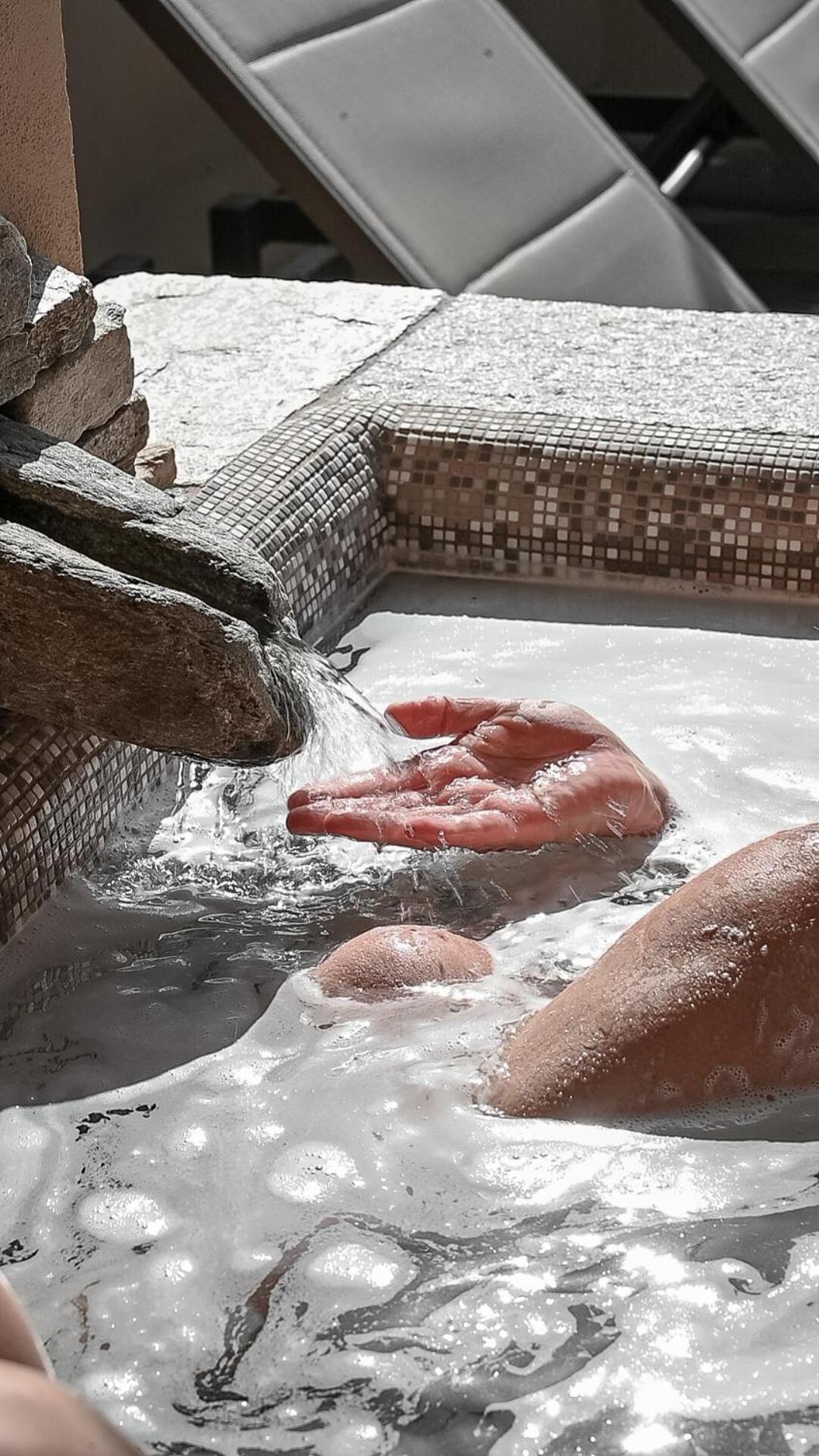 La Terrazza Naturas Con Romantica Mini Piscina Calda Sui Tetti Rossana Eksteriør billede